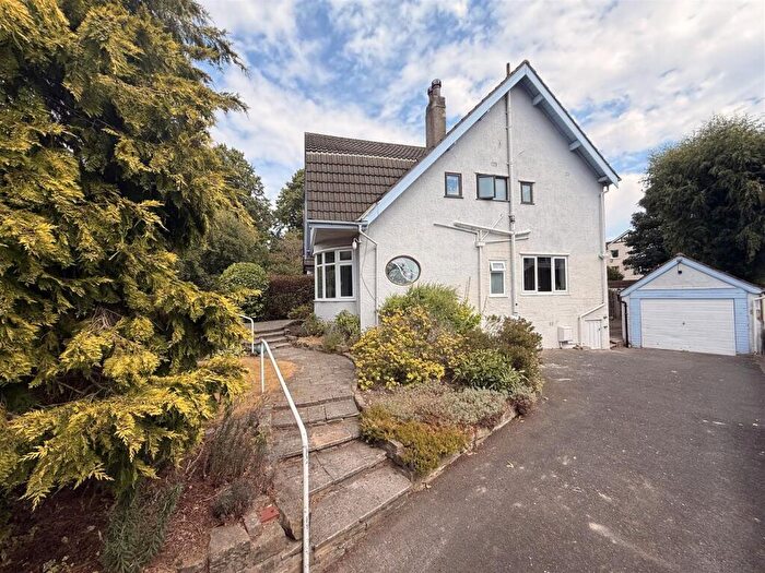 4 Bedroom Semi-Detached House To Rent In Oakwell Mount, Leeds, LS8