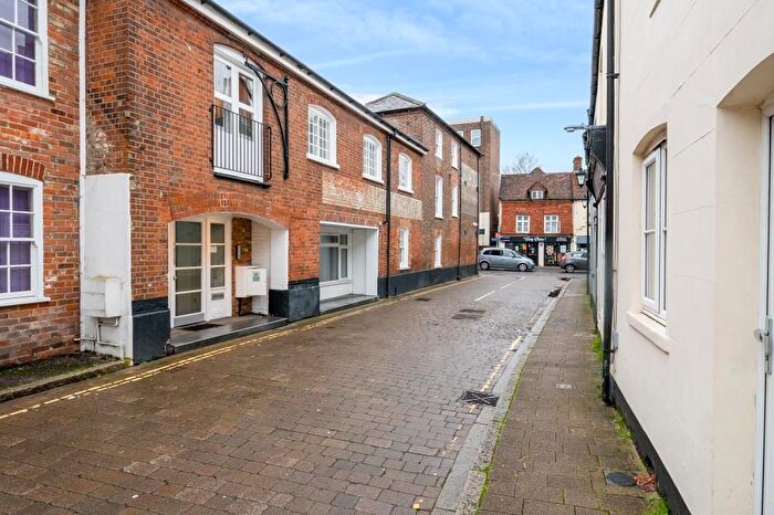 2 Bedroom Flat For Sale In Newbury, Berkshire, RG14
