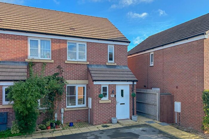 2 Bedroom End Of Terrace House For Sale In Lactans Edge, Leighton Buzzard, LU7