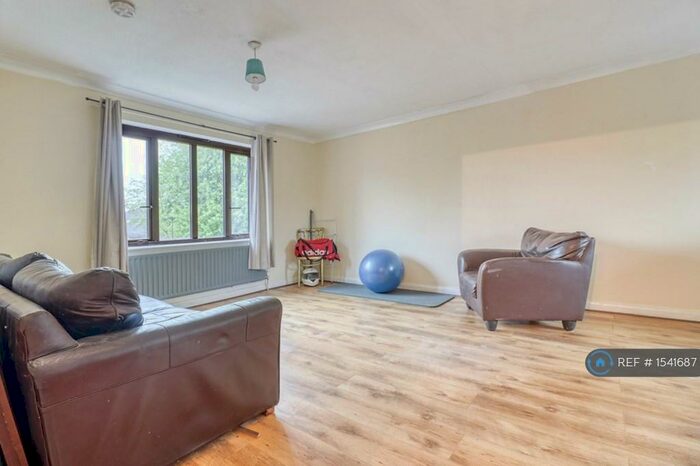 2 Bedroom Flat To Rent In Weybridge, Weybridge, KT13
