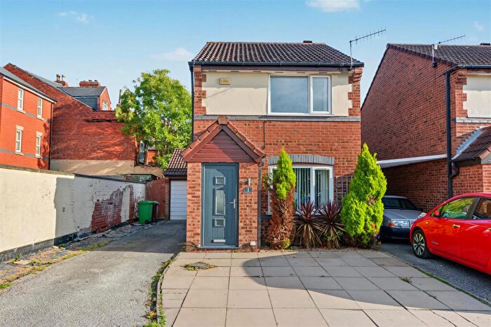 3 Bedroom Detached House For Sale In Kingfisher Close, Basford, Nottingham, NG6