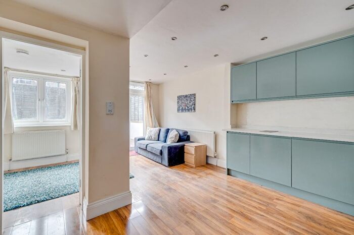 1 Bedroom Flat For Sale In Chesson Road, Barons Court, W14