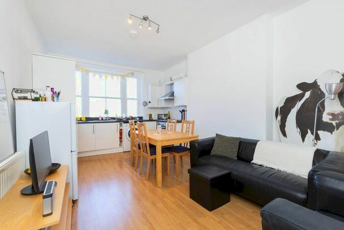 3 Bedroom Town House To Rent In Westbere Road, London, NW2