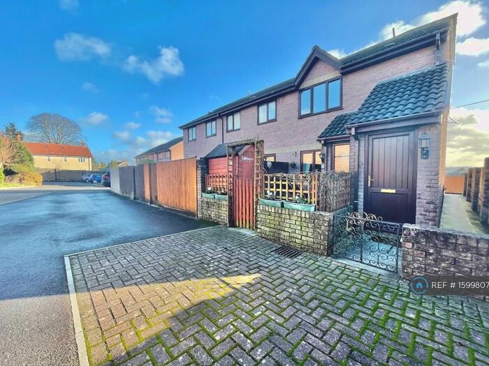 2 Bedroom Flat To Rent In Weavers Court, Frome, BA11