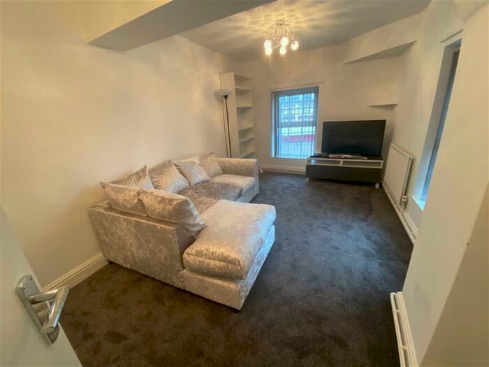3 Bedroom Flat To Rent In London Road, L3