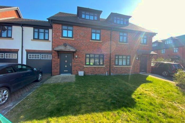 4 Bedroom Property To Rent In Rose Gardens, Willenhall, WV13