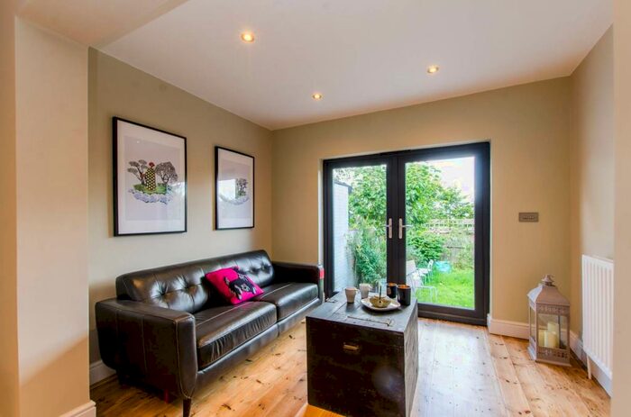 2 Bedroom Flat To Rent In Rollscourt Avenue, Herne Hill, London, SE24