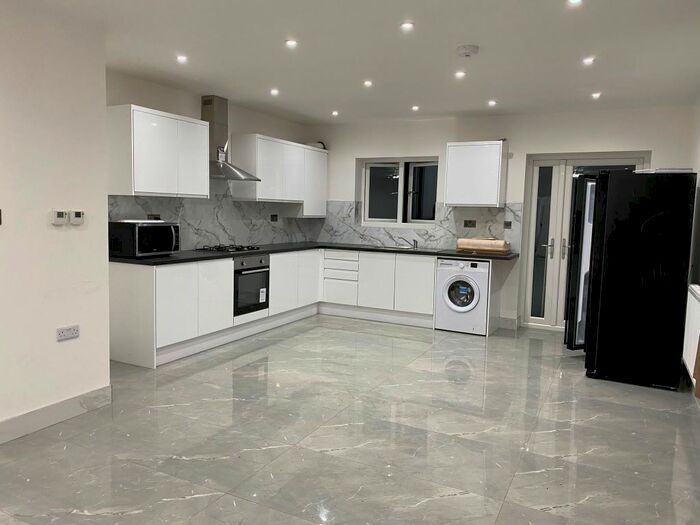 5 Bedroom End Of Terrace House To Rent In Bute Road, Barkingside IG6