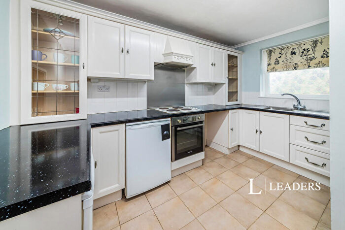 3 Bedroom Flat To Rent In Orchard Way, RH19