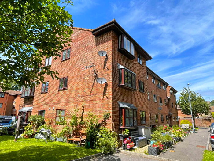 2 Bedroom Flat For Sale In Honeywood Close, Hilsea, PO3