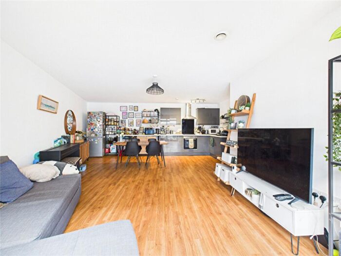 3 Bedroom Apartment For Sale In Braggs Lane, Bristol, BS2
