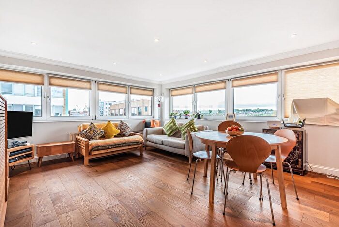 2 Bedroom Flat For Sale In The Broadway, London, SW19
