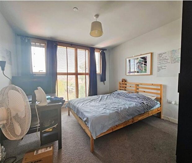 3 Bedroom Flat To Rent In Garratt Ln, London, SW17