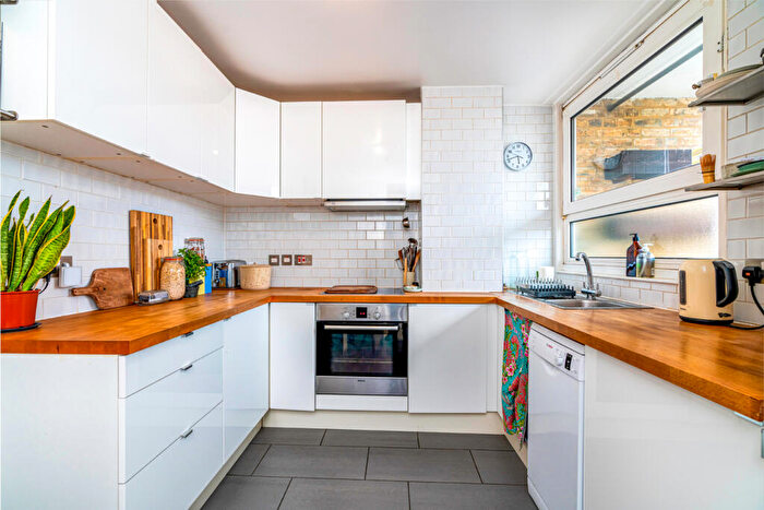 2 Bedroom Apartment For Sale In Tottenham Road, Islington, London, N1