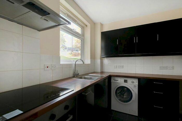 2 Bedroom Flat To Rent In Dorrington Court, South Norwood Hill, London, SE25