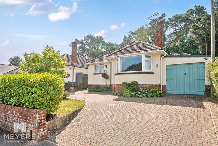 3 Bedroom Detached House For Sale In Abbotsbury Road, Broadstone, BH18