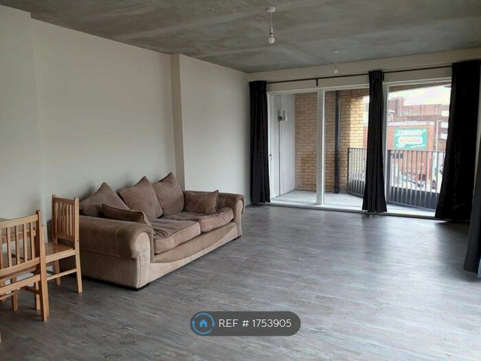 2 Bedroom Flat To Rent In South Street, Romford, RM1