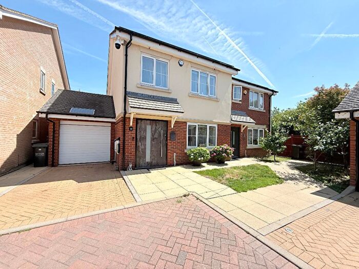 4 Bedroom Semi Detached House To Rent In Rockfield Drive, Luton, LU3