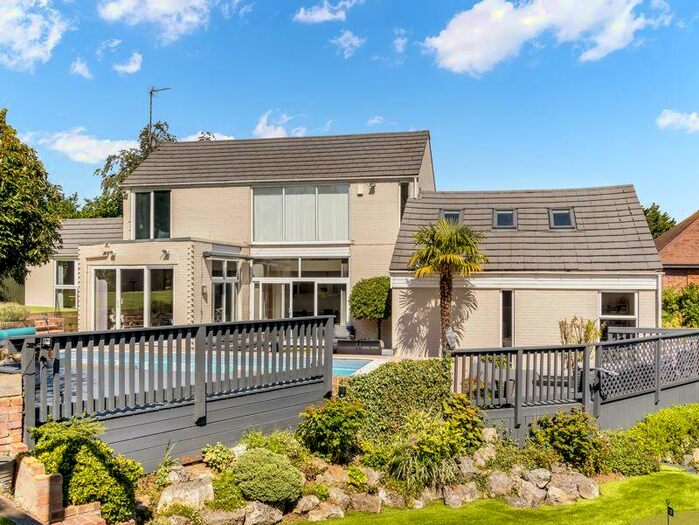 5 Bedroom Detached House For Sale In Robin Way, Cuffley, EN6