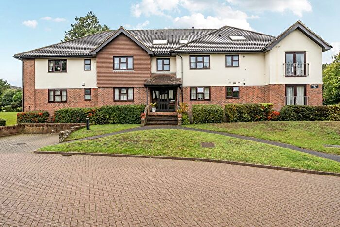 2 Bedroom Flat For Sale In White Lodge Close, Sevenoaks, Kent, TN13