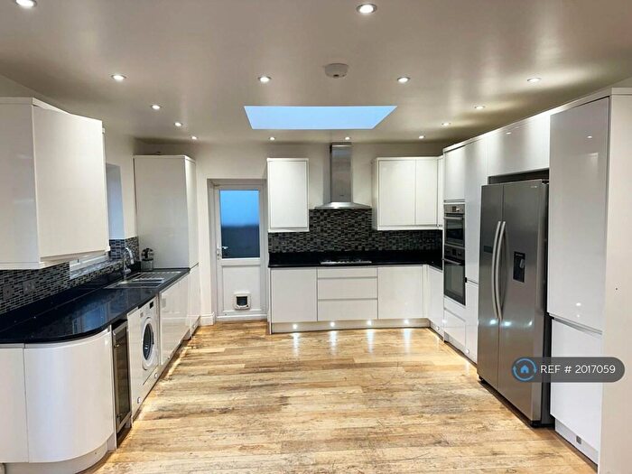 4 Bedroom Bungalow To Rent In Connaught Avenue, East Barnet, EN4