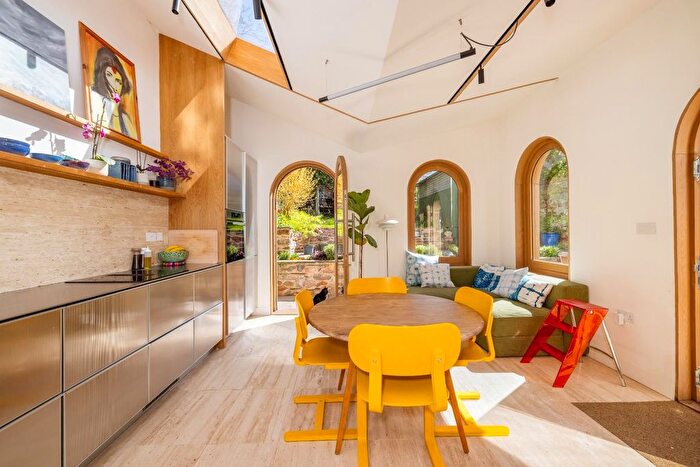 2 Bedroom Flat For Sale In Aberdeen Road, Cotham, BS6