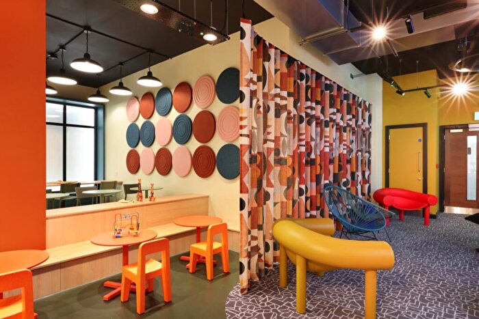 3 Bedroom Flat To Rent In Thames Quarter, Reading, RG1