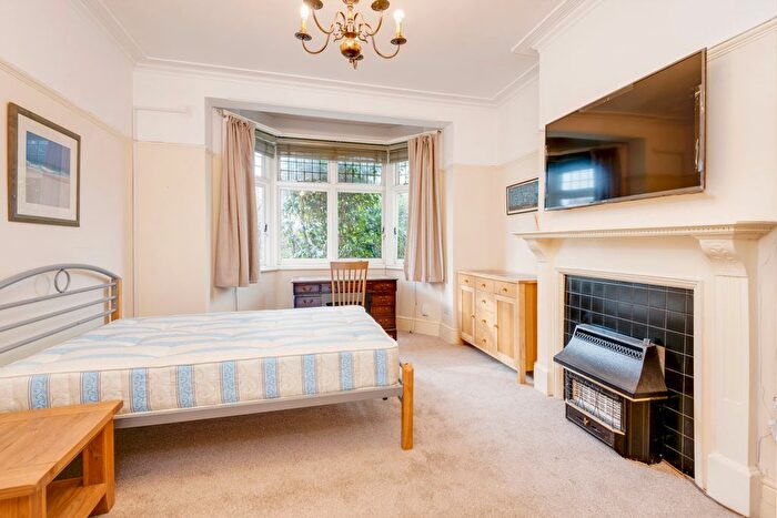 2 Bedroom Flat To Rent In Bridge Lane, London, NW11