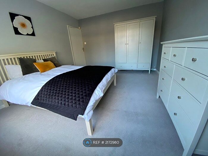 2 Bedroom Flat To Rent In Hillside Court, Leeds, LS7