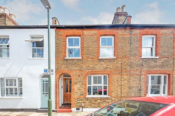 2 Bedroom Flat To Rent In Warwick Road, Twickenham, TW2
