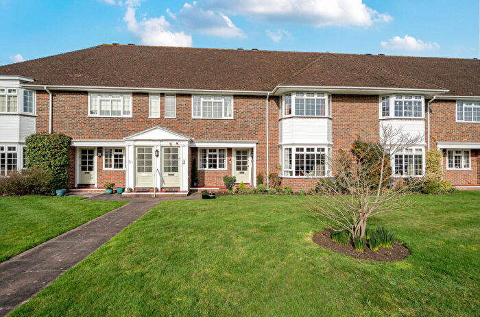 2 Bedroom Flat To Rent In Trafalgar Court, Farnham, Surrey, GU9