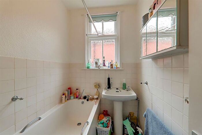 1 Bedroom Flat For Sale In Kingsland Road, Broadwater, Worthing, BN14