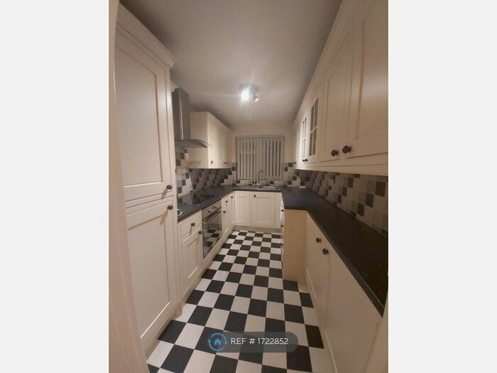 2 Bedroom Flat To Rent In Croft Gardens, Poole, BH12