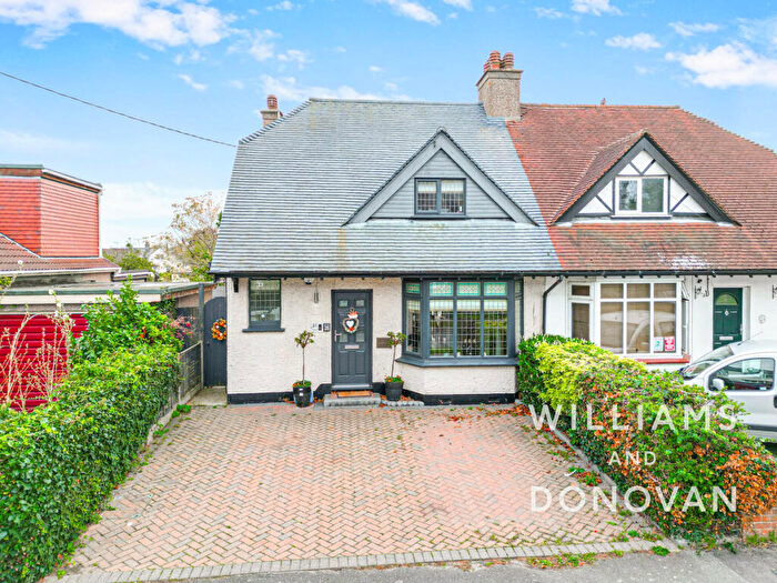 3 Bedroom Chalet For Sale In Homestead Gardens, Hadleigh, SS7