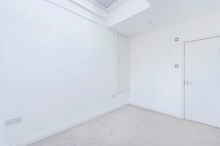 3 Bedroom Maisonette To Rent In Queens Gate, South Kensington, London, SW7