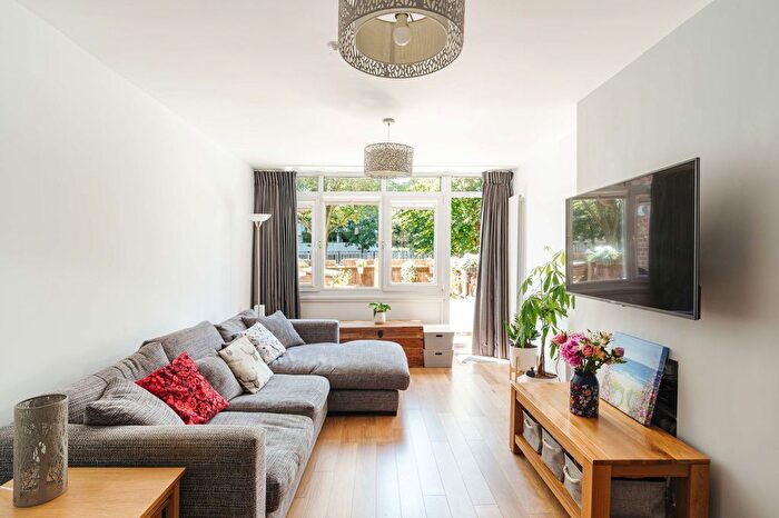 2 Bedroom Maisonette For Sale In Lysander House, Temple Street, Bethnal Green, E2