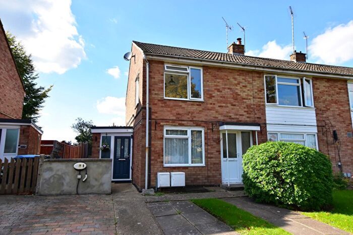 2 Bedroom Maisonette For Sale In Beechfield, Kings Langley, WD4