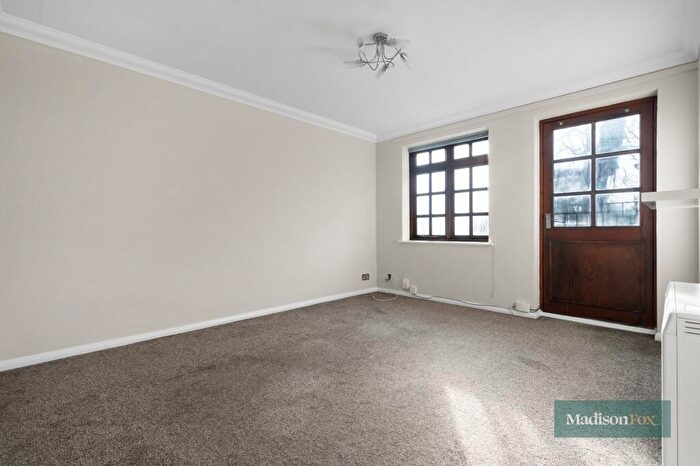 2 Bedroom Apartment For Sale In Westfield Park Drive, Woodford Green, IG8