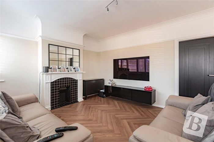 3 Bedroom Flat For Sale In Corbets Tey Road, Upminster, RM14