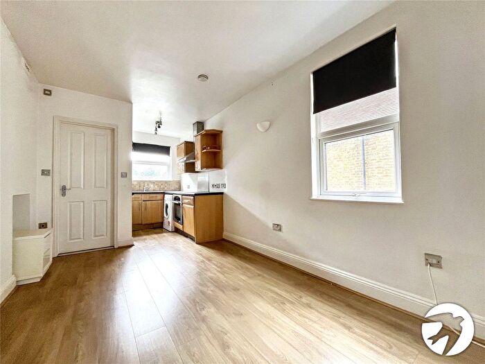 1 Bedroom Flat For Sale In London Road, Strood, Kent, ME2