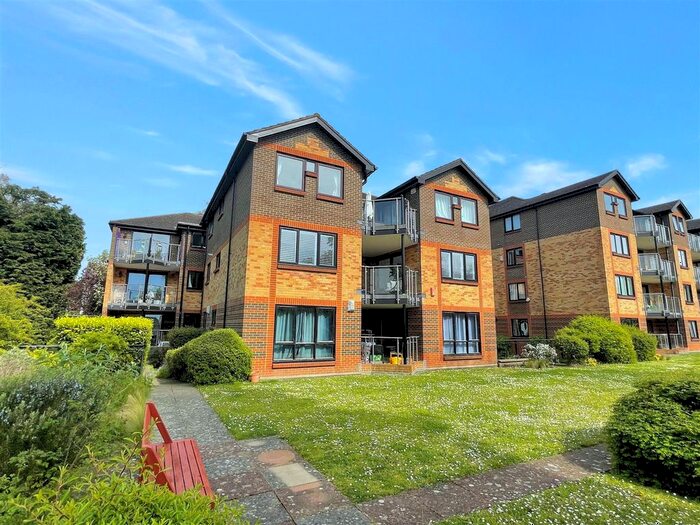 3 Bedroom Flat For Sale In Blyth Road, Bromley, BR1