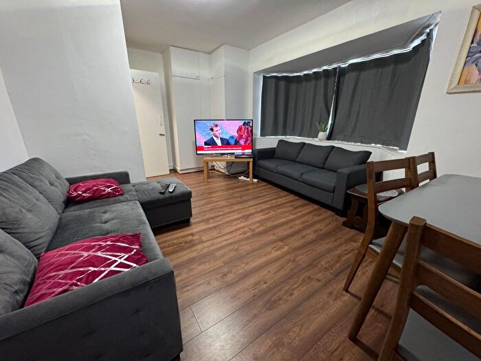 2 Bedroom Flat To Rent In Renfrew Road, Hounslow, TW4