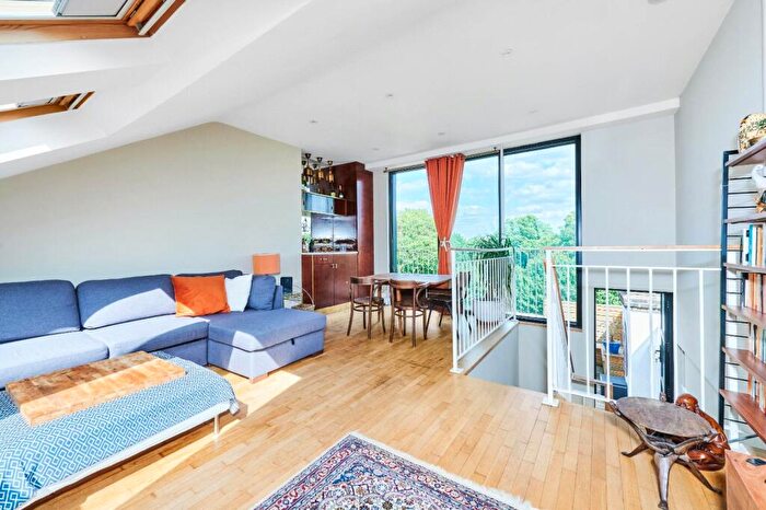 2 Bedroom Flat To Rent In Strathblaine Road, London, SW11