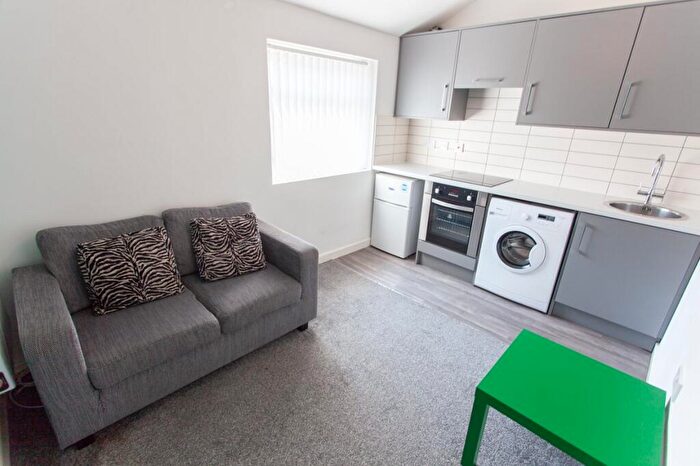 2 Bedroom Flat To Rent In Fell Street, L7