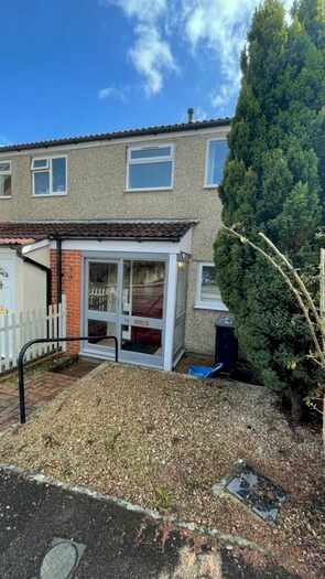 2 Bedroom Property To Rent In Bishop Close, Chard, TA20