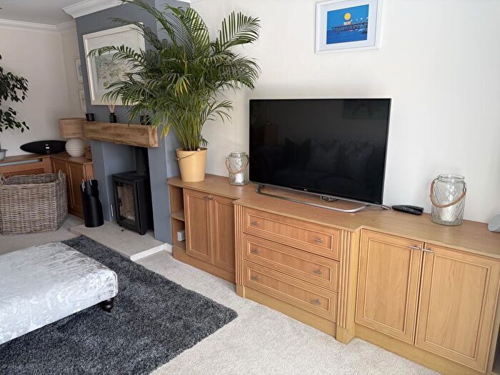 4 Bedroom Detached House For Sale In East Drove, BH19 - Photo 9