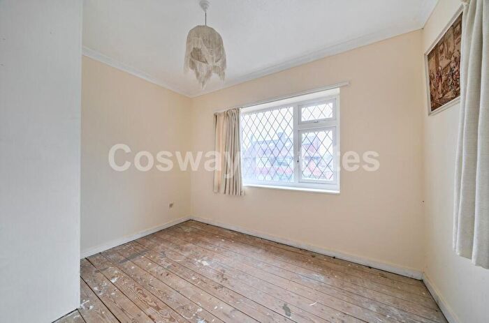 2 Bedroom Detached House For Sale In Abercorn Close, Mill Hill, NW7