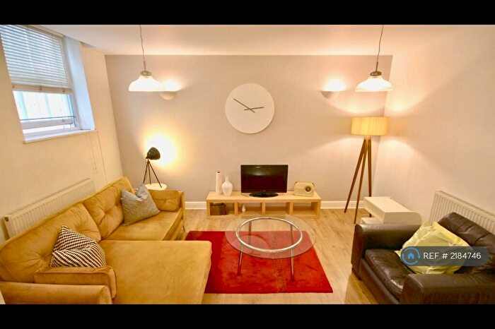 2 Bedroom Flat To Rent In Hampton Court, London, N1