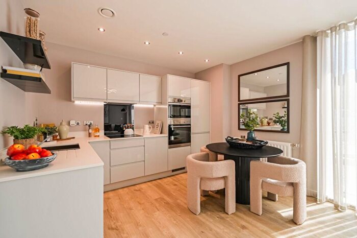 3 Bedroom Flat For Sale In Park Quarter, Barnet, EN4