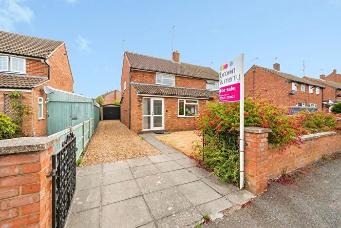 3 Bedroom Semi-Detached House For Sale In Waterdell, Leighton Buzzard, LU7